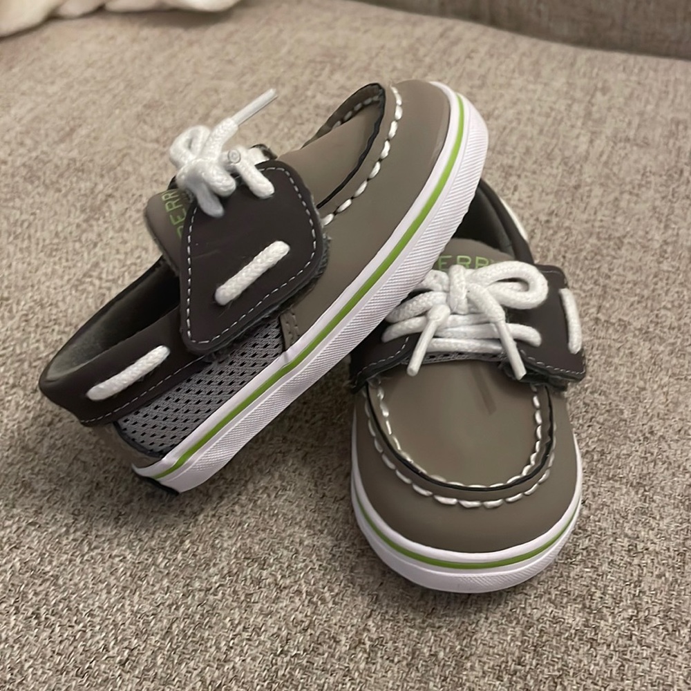 Sperry Intrepid Crib Junior Shoes in gray.